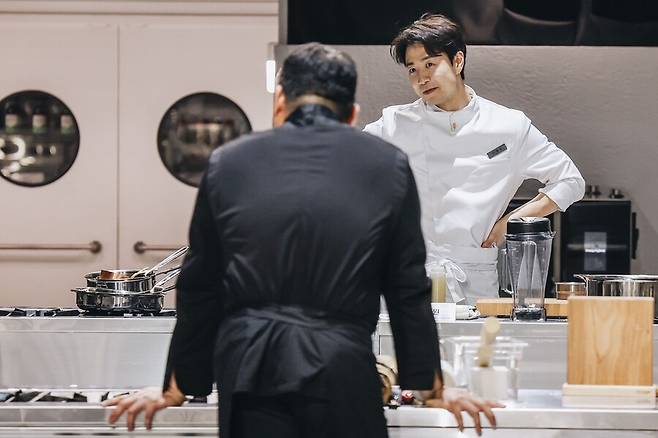 Son Jong-won (right) in "Culinary Class Wars"  (Netflix)
