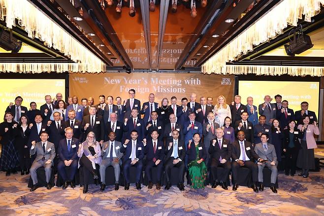 A ceremony picture of participants of New Year's meeting with foreign missions (Seoul Metropolitan Government)