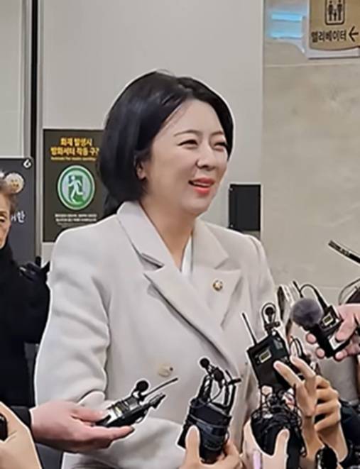 Rep. Bae Hyun-jin of the People Power Party speaks with reporters after paying her respects at the funeral of the late actor Ahn Sung-ki at Seoul St. Mary’s Hospital in Seocho-gu, Seoul, Monday. (YouTube @Hwanggija)