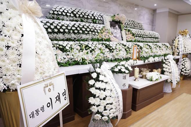 A funeral hall for Ahn Sung-ki is set up at Seoul St. Mary’s Hospital in Seocho-gu, Seoul, Monday. (Yonhap)