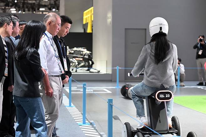 Hyundai Motor Group Executive Chair Chung Euisun visits the company’s booth at CES 2026 on Tuesday at the Las Vegas Convention Center, where he observes a live demonstration of MobED, Hyundai’s autonomous robotics platform. (Yonhap)