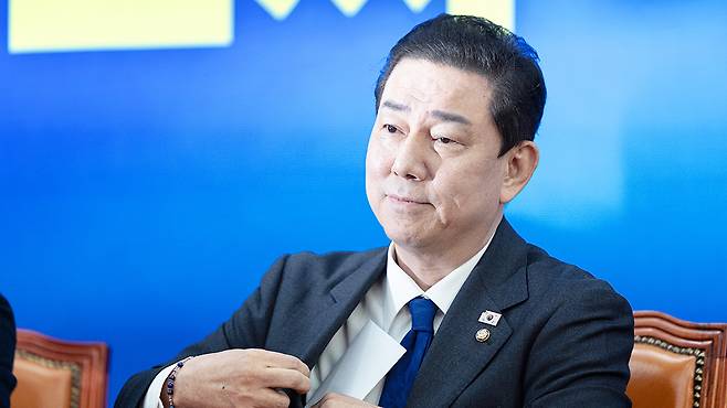 Democratic Party floor leader Kim Byung-kee announces his resignation after outlining his position on several allegations involving himself and his family at a party leadership meeting held at the National Assembly in Yeouido, Seoul, on Dec. 30, 2025. [NEWS1]