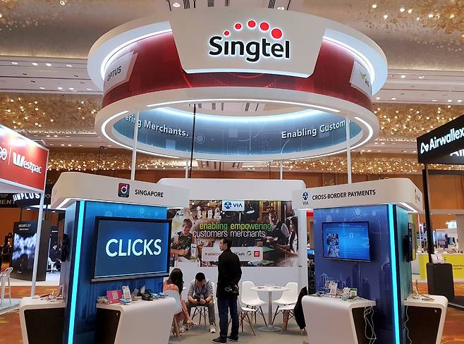 A Singtel booth is pictured at the Asia Fintech Trade Show in Singapore March 21, 2019. [REUTERS/YONHAP]
