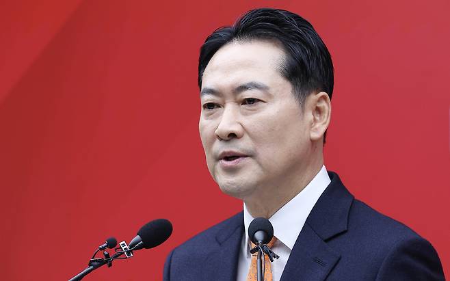 People Power Party leader Jang Dong-hyeok speaks at a press conference held at the party headquarters in Yeouido, western Seoul, on Jan. 7. [LIM HYUN-DONG]