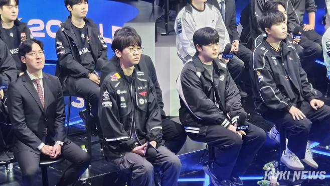 (왼쪽부터) 김정균 T1 감독, ‘도란’ 최현준, ‘캐니언’ 김건부, ‘카나비’ 서진혁이 7일 서울 종로구 치지직 롤파크에 위치한 LCK 아레나에서 열린 2026 LCK컵 미디어데이에 참석하고 있다.