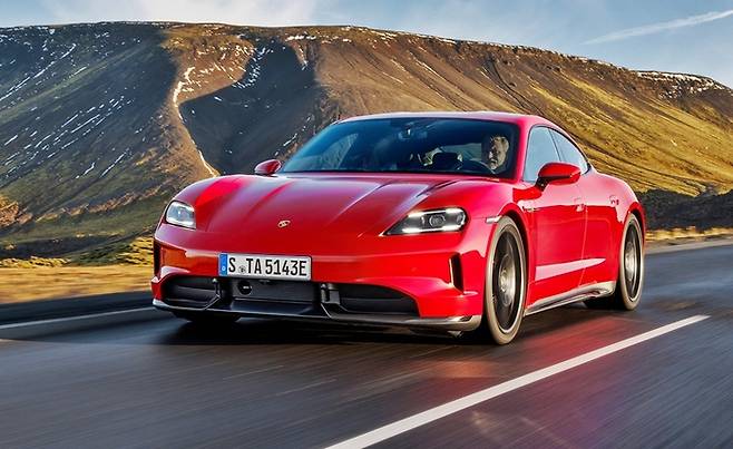 핑크는 좀 그래? ‘빨간 맛’ 포르쉐 타이칸 GTS [사진출처=포르쉐]