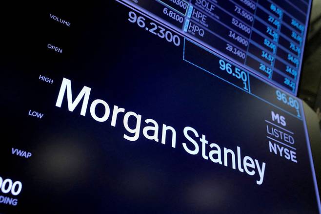 미국 뉴욕증권거래소(NYSE) 트레이딩 플로어에 표시된 모건스탠리 로고. [사진=로이터연합]