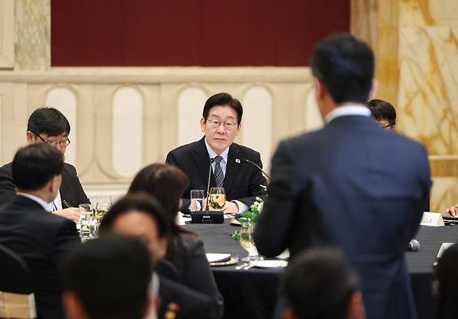 중국을 국빈 방문 중인 이재명 대통령이 7일 상하이의 한 호텔에서 열린 순방 기자단 오찬 간담회에서 기자의 질문을 듣고 있다. 연합뉴스