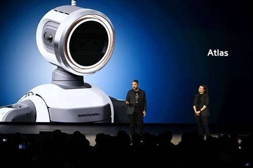 세계 최대 가전·정보기술(IT) 전시회 ‘CES 2026’ 개막을 하루 앞둔 5일(현지시간) 미국 네바다주 라스베이거스 만달레이베이에서 열린 현대차그룹 프레스 컨퍼런스에서 알베르토 로드리게즈 보스턴다이나믹스 아틀라스 행동정책 담당과 캐롤리나 파라다 구글 딥마인드 로보틱스 총괄이 기조연설하고 있다. [사진 = 연합뉴스]