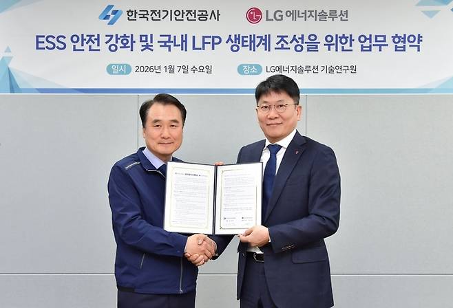 LG에너지솔루션 김동명 사장(오른쪽)과 한국전기안전공사 남화영 사장이 MOU 체결식에서 기념촬영을 하고 있다. [사진제공=LG에너지솔루션]