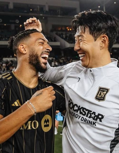 손흥민(오른쪽)과 데니스 부앙가.
 LAFC SNS