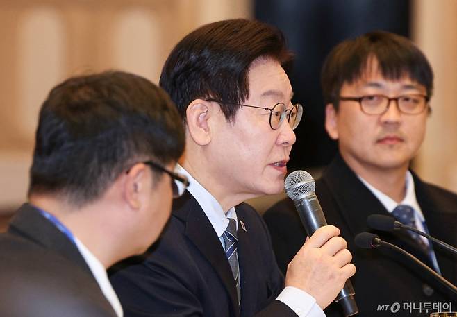 [상하이=뉴시스] 최동준 기자 = 중국을 국빈 방문 중인 이재명 대통령이 7일(현지 시간) 상하이 한 호텔에서 열린 순방 기자단 오찬 간담회에서 발언하고 있다. 2026.01.07. photocdj@newsis.com /사진=