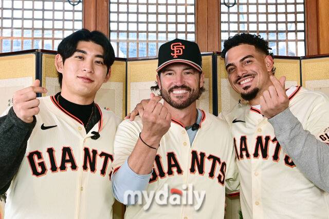 6일 서울 종로구 클래식고택 디토에서 미국 프로야구 메이저리그 베이스볼(MLB) 샌프란시스코 자이언츠 한국 방문 미디어데이가 열렸다. 이날 한국 문화 체험 행사에 참석한 샌프란시스코 자이언츠 이정후, 토니 비텔로 감독, 윌리 아다메스(왼쪽부터)가 포토타임을 갖고 있다./종로 = 한혁승 기자