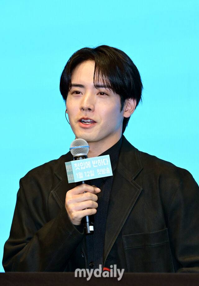 2026년 1월 7일 오후 서울 구로구 더 세인트에서 진행된 '첫입에 반하다' 제작발표회에서 아카소 에이지가 취재진의 질문에 답하고 있다. / 곽경훈 기자 (kphoto@mydaily.co.kr)