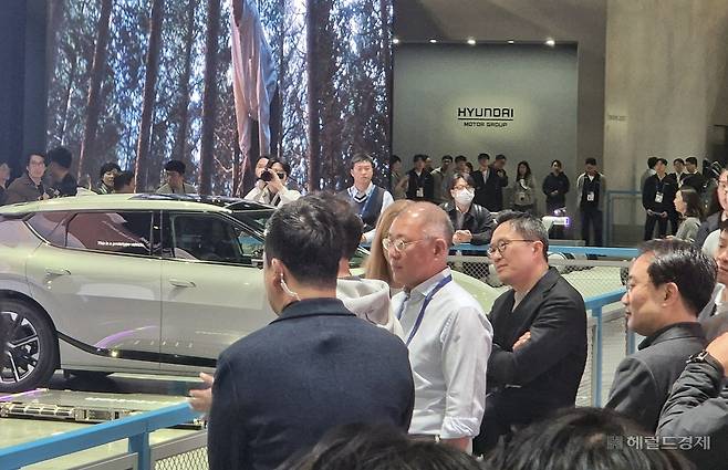 정의선 현대차그룹 회장이  6일(현지시간) 미국 라스베이거스에서 개막한 CES 2026 현대차 전시관을 찾아 아이오닉 5 로보택시를 보고 있다.  정경수 기자