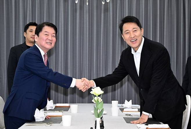 오세훈 서울시장이 지난 6일 서울시장 공관에서 안철수 국민의힘 의원과 만나고 있다. [서울시 제공]