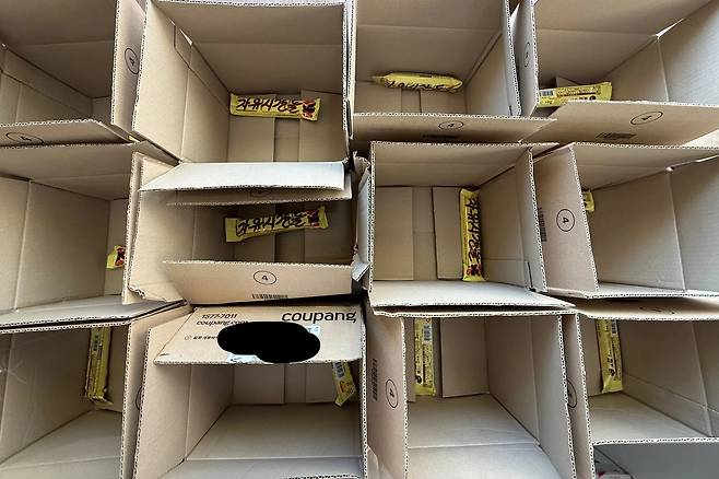 초코바 ‘자유시간들’ 1개가 중형 박스 1개 안에 담긴 모습. [스레드 갈무리]