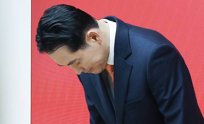 국민의힘 장동혁 대표가 7일 서울 여의도 중앙당사에서 당 쇄신안을 발표하며 고개 숙여 인사하고 있다. 2026.1.7 [공동취재]