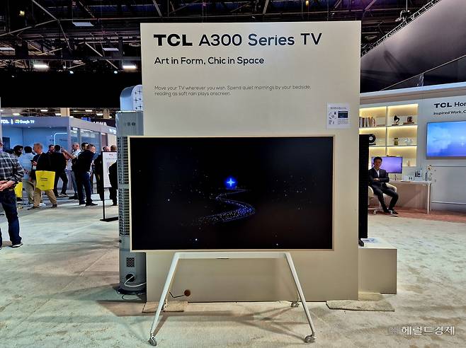 중국 TCL이 세계 최대 가전·IT 전시회 CES 2026에서 전시한 아트 TV ‘A300’. 김현일 기자