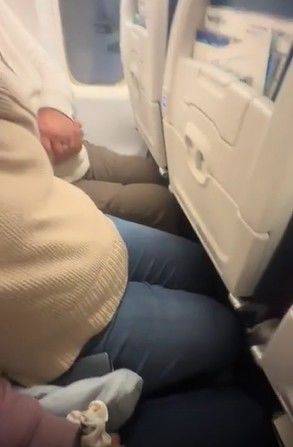 [뉴시스]캐나다 항공사인 웨스트젯의 신형 항공기 좌석 간격이 좁다는 승객들의 불만이 이어지고 있다. (사진 = 레딧 캡처) *재판매 및 DB 금지