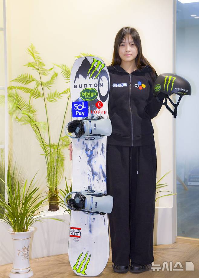 [서울=뉴시스] 김근수 기자 = 2026 밀라노·코르티나담페초 동계 올림픽 기대주이자 한국 스노우보드 간판 최가온이 지난 6일 서울 강남구 올댓스포츠 본사에서 뉴시스와 인터뷰를 마치고 기념촬영을 하고  있다. 최가온은 지난 중국 허베이성 장자커우시에서 열린 2025-26 FIS 스노보드 월드컵 여자 하프파이프 결선에서 92.75점을 기록하며 우승을 차지해 이번 올림픽에 기대를 걸고 있다. 2026.01.07. ks@newsis.com[