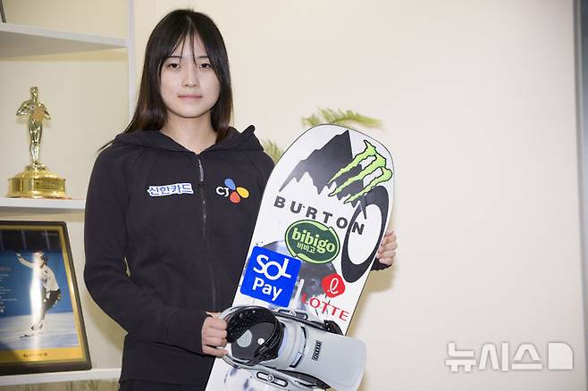 [서울=뉴시스] 김근수 기자 = 2026 밀라노·코르티나담페초 동계 올림픽 기대주이자 한국 스노우보드 간판 최가온이 지난 6일 서울 강남구 올댓스포츠 본사에서 뉴시스와 인터뷰를 마치고 기념촬영을 하고  있다. 최가온은 지난 중국 허베이성 장자커우시에서 열린 2025-26 FIS 스노보드 월드컵 여자 하프파이프 결선에서 92.75점을 기록하며 우승을 차지해 이번 올림픽에 기대를 걸고 있다. 2026.01.07. ks@newsis.com