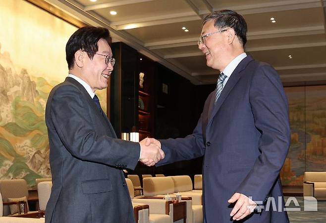 [상하이=뉴시스] 최동준 기자 = 중국을 국빈 방문 중인 이재명 대통령이 6일(현지 시간) 상하이 세계회객청에서 천지닝 상하이시 당 서기와 인사하고 있다. 2026.01.06. photocdj@newsis.com