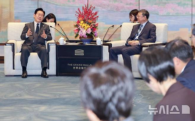 [상하이=뉴시스] 최동준 기자 = 중국을 국빈 방문 중인 이재명 대통령이 6일(현지 시간) 상하이 세계회객청에서 천지닝 상하이시 당 서기와 만찬에 앞서 사전환담을 하고 있다. 2026.01.06. photocdj@newsis.com
