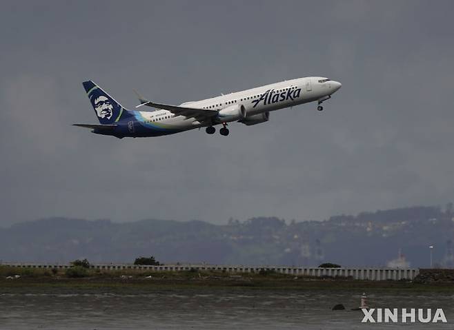[샌프란시스코=신화/뉴시스]  샌프란시스코 국제공항에서 알래스카항공 소속 여객기가 이륙하고 있다. 보잉사는 지난 2024년 1월 운항 중이던 보잉737 맥스 여객기의 문이 뜯겨 나간 사고에 대한 1차 피해 보상금으로 알래스카항공에 1억6000만 달러(약 2161억 원)를 지급했다. 2026.01.07.