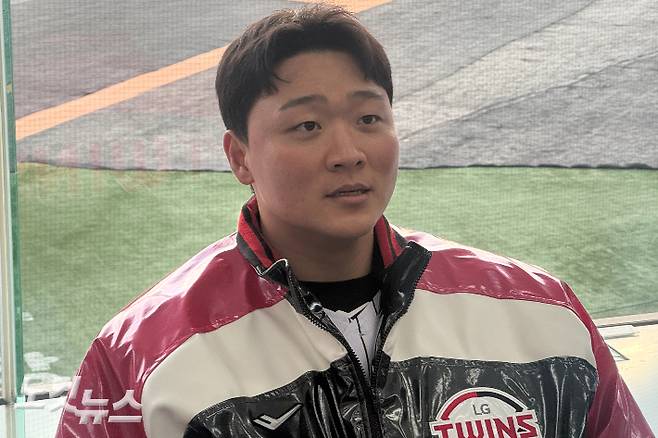 인터뷰하는 LG 이재원. 이우섭 기자