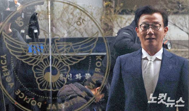 통일교 금품 수수 의혹을 받는 전재수 전 해양수산부 장관이 서울 서대문구 경찰청 국가수사본부에 피의자 조사를 받기 위해 출석하고 있다. 류영주 기자
