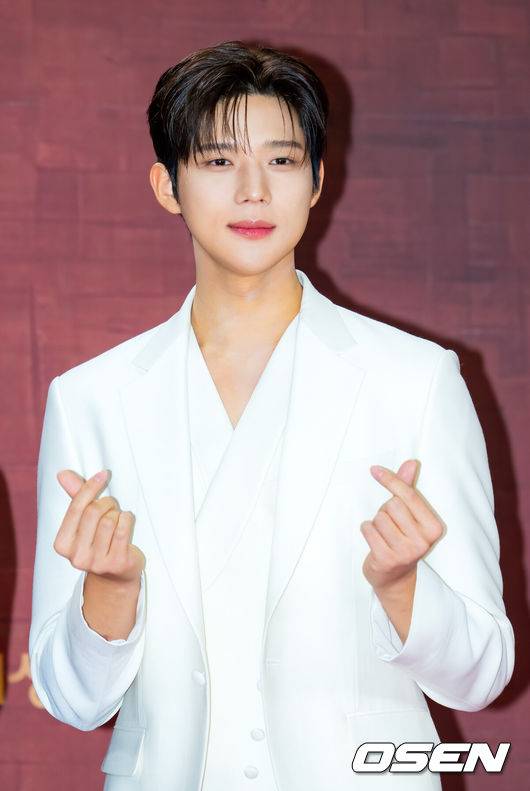 [OSEN=민경훈 기자] 31일 오후 서울 영등포구 여의도 KBS 신관 웨딩홀에서 2025 KBS 연기대상 레드카펫 포토월 행사가 열렸다.이날 오후 7시 10분 생방송으로 진행되는 ‘2025 KBS 연기대상’에서는 미니시리즈, 장편 드라마, 일일드라마 부문별 우수상과 최우수상을 비롯해 베스트 커플상, 인기상, 조연상, 신인상 등 시상이 진행된다.배우 문상민이 무대 위에서 포즈를 취하고 있다. 2025.12.31 /rumi@osen.co.kr