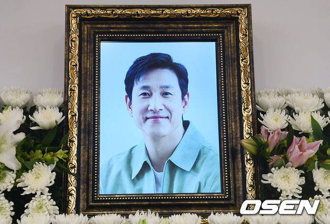 [OSEN=사진팀] 배우 故이선균의 빈소가 27일 서울 종로구 서울대학교병원 장례식장 1호실에 마련됐다. 故이선균은 이날 오전 서울 성북구 소재 노상에서 자동차 안에서 의식이&nbsp;없는 상태로 발견됐다. 사고 현장에는 번개탄을 피운 흔적도 있는 것으로 파악됐다.&nbsp;현장에 출동한 소방은 이날 오전 10시30분쯤 이선균이 사망한 것으로 추정했다.발인은 오는 29일이며, 장지는 전북&nbsp;부안군 선영으로 알려졌다. 2023.12.27/photo@osen.co.kr<사진=사진공동취재단>