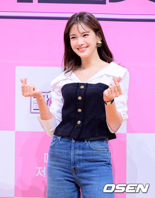 [OSEN=지형준 기자] 6일 오전 서울 여의도 KBS 아트홀에서 KBS1 ‘황신혜의 같이 삽시다’ 제작발표회가 열렸다.‘황신혜의 같이 삽시다’는&nbsp;‘싱글맘’이라는 공통분모로 한 집에 모여사는 이들의 생생한 라이프를 담는다. 배우 정가은이 포토타임을 하고 있다. 2026.01.06 /jpnews@osen.co.kr