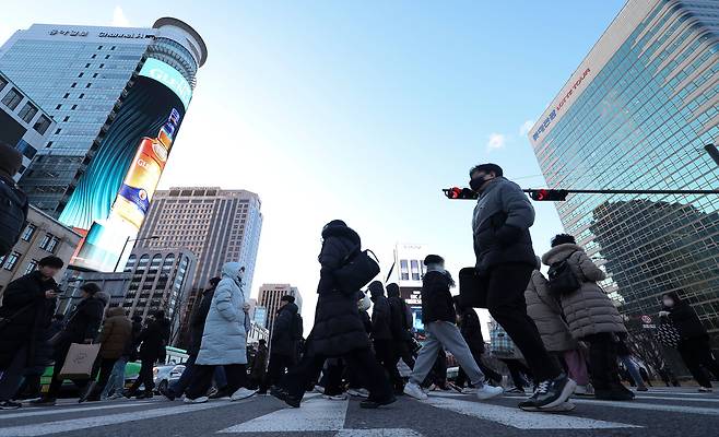 서울 종로구 세종대로에서 두꺼운 옷차림을 한 시민들이 출근하고 있다. 뉴시스