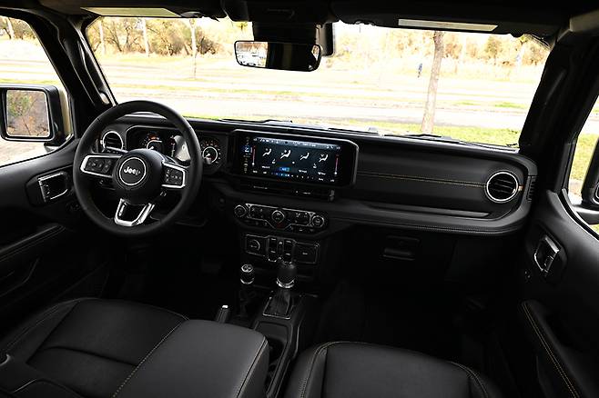 지프 랭글러 사하라. 사진: 김학수 기자