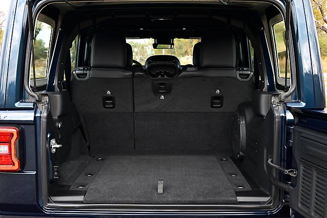 지프 랭글러 사하라. 사진: 김학수 기자