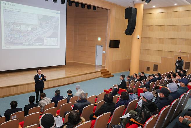 지난 6일 열린&nbsp;산불피해복구사업 추진을 위한 주민설명회 현장 ⓒ의성군 제공