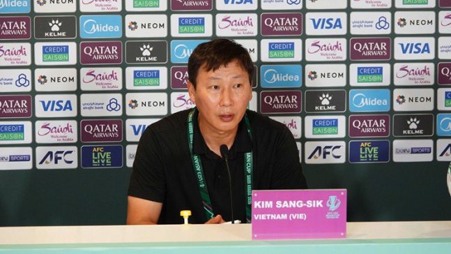 김상식 감독이 요르단을 꺾은 뒤 기자회견을 하고 있다. 24H