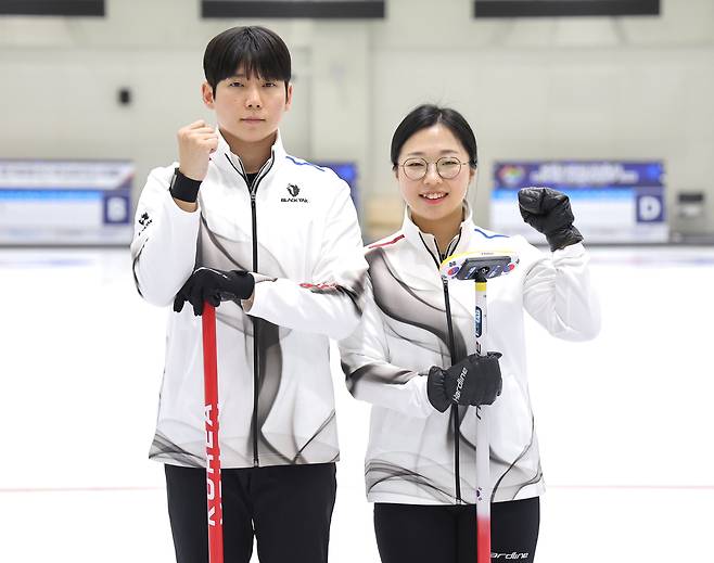 컬링 믹스더블 김선영·정영석이 7일 진천선수촌에서 밀라노·코르티나 동계올림픽 개막 한달을 앞두고 파이팅을 외치고 있다.  연합뉴스