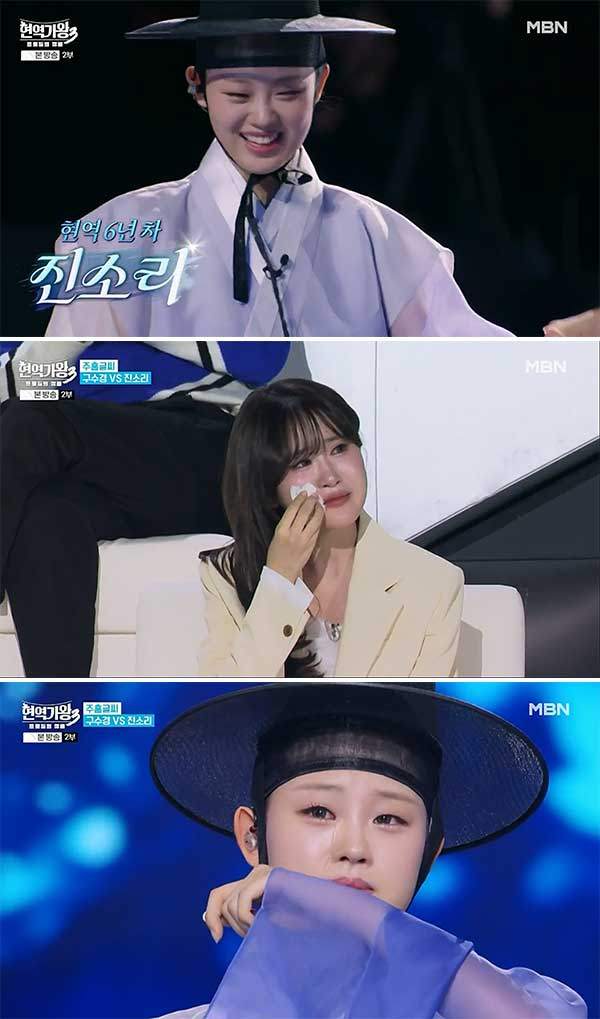 ▲ 6일 방송된 MBN ‘현역가왕3’에서 김다현(가운데 사진)이 언니 진소리의 무대를 지켜보며 눈물을 훔치고 있다.&nbsp;방송화면 캡처