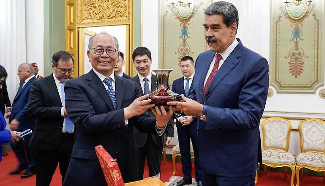 마두로 대통령(오른쪽)은 1월 2일 시진핑 중국 국가주석 특사인 추샤오치와 만났다. 마두로 대통령이 압송되기 불과 몇 시간 전이다. 마두로 대통령 페이스북
