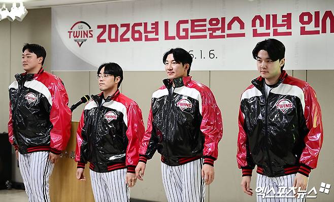 6일 오후 서울 송파구 잠실야구장에서 열린 '2026 LG 트윈스 시무식'에 참석한 LG 이재원, 김민수, 장시환, 이민호가 인사하고 있다. 잠실, 박지영 기자