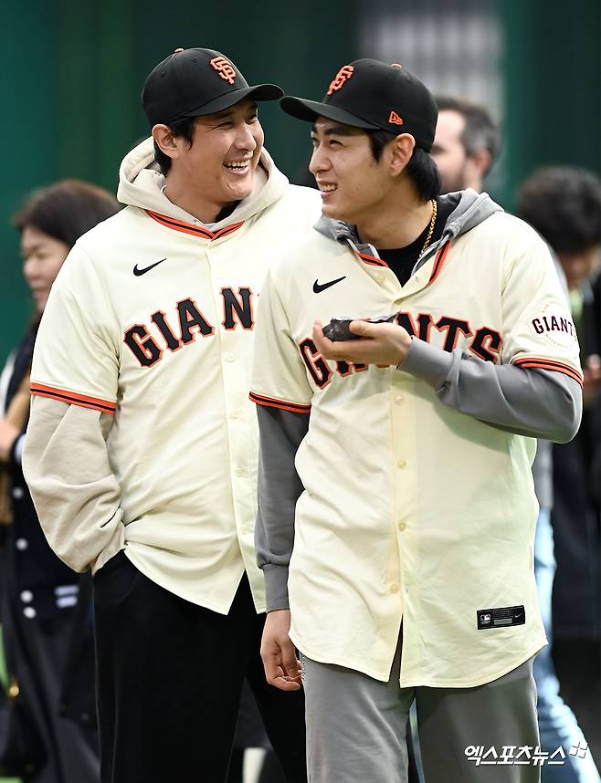황재균(왼쪽)과 이정후가 7일 경기도 이천 LG챔피언스파크에서 열린 샌프란시스코 자이언츠 구단 주최 유소년 야구 클리닉에 참석했다. 사진 고아라 기자