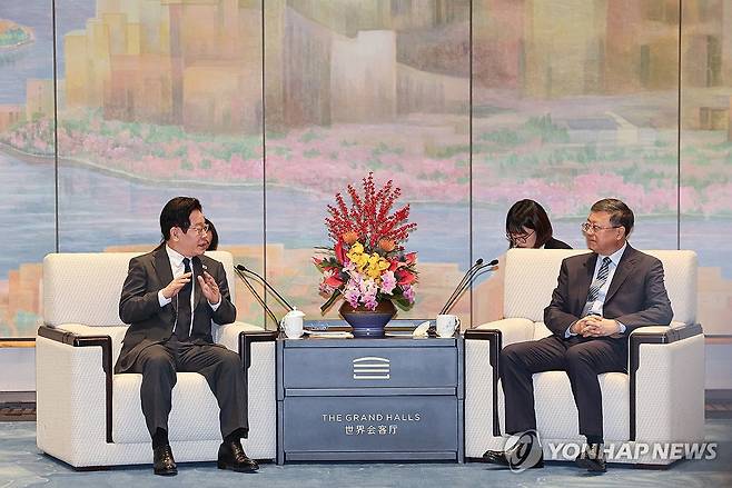 이재명 대통령, 천지닝 상하이 당서기와 사전환담 (상하이=연합뉴스) 한상균 기자 = 이재명 대통령이 6일 중국 상하이 세계회객청에서 만찬에 앞서 천지닝 상하이시 당 서기와 사전환담을 하고 있다. 2026.1.6 xyz@yna.co.kr