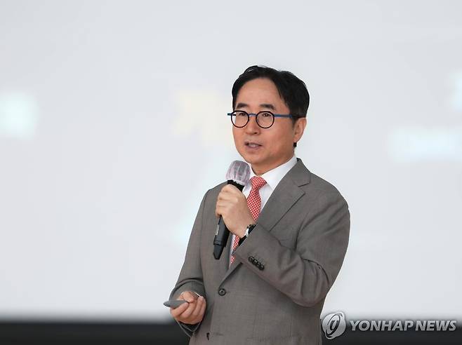 기념사하는 장덕현 삼성전기 사장 (서울=연합뉴스) 장덕현 삼성전기 사장이 31일 부산사업장에서 열린 창립 52주년 기념식에서 기념사를 하고 있다. 2025.10.31 [삼성전기 제공. 재판매 및 DB 금지] photo@yna.co.kr
