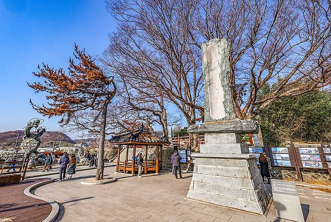 시멘트로 덧칠된 일본인 도가와 야스브로 송덕비 [사진/임헌정 기자]