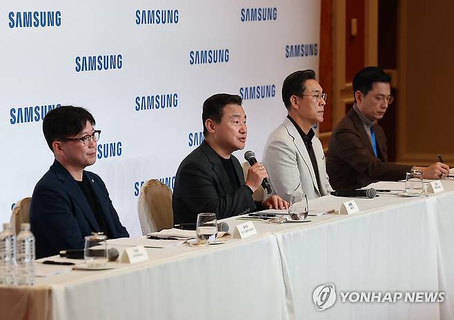 기자간담회 참석한 노태문 대표이사 (라스베이거스=연합뉴스) 김성민 기자 = CES 개막을 하루 앞둔 5일(현지시간) 노태문 삼성전자 대표이사 사장을 포함한 임원들이 기자간담회에 참석해 있다. 왼쪽부터 용석우 영상디스플레이사업부장, 노 대표이사, 김철기 생활가전사업부장, 임성택 한국총괄장. 2026.1.6 ksm7976@yna.co.kr
