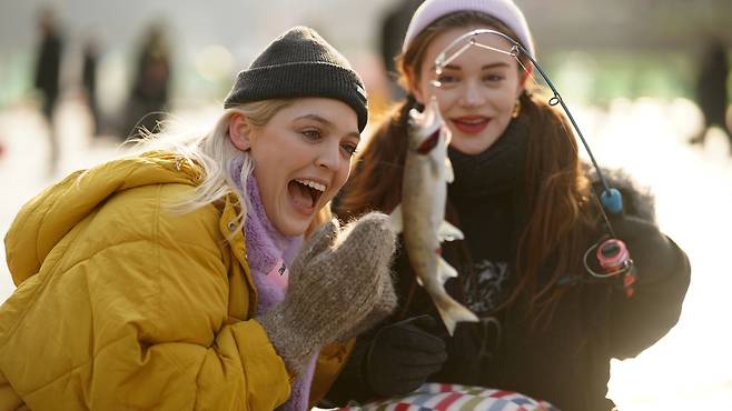 산천어 낚시하는 외국인 관광객 [화천군 제공.재판매 및 DB 금지]