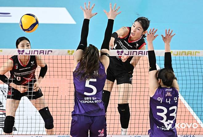 공격하는 정관장의 인쿠시(오른쪽에서 2번째) [한국배구연맹 제공. 재판매 및 DB 금지]